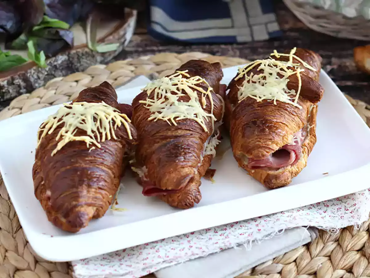 Croissants au jambon et au fromage