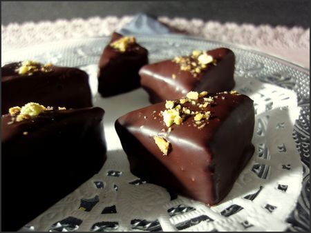 Bonbons chocolat noir fondant noisettes