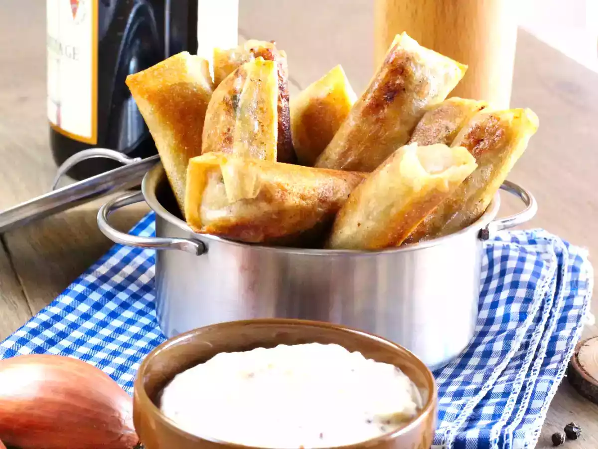 Croustillant d'andouillette à la pomme façon nem, sauce moutarde à l'ancienne