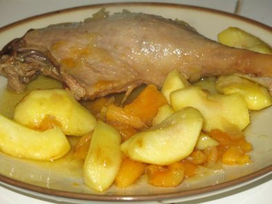 Cuisses de canard au cidre, pommes et abricots