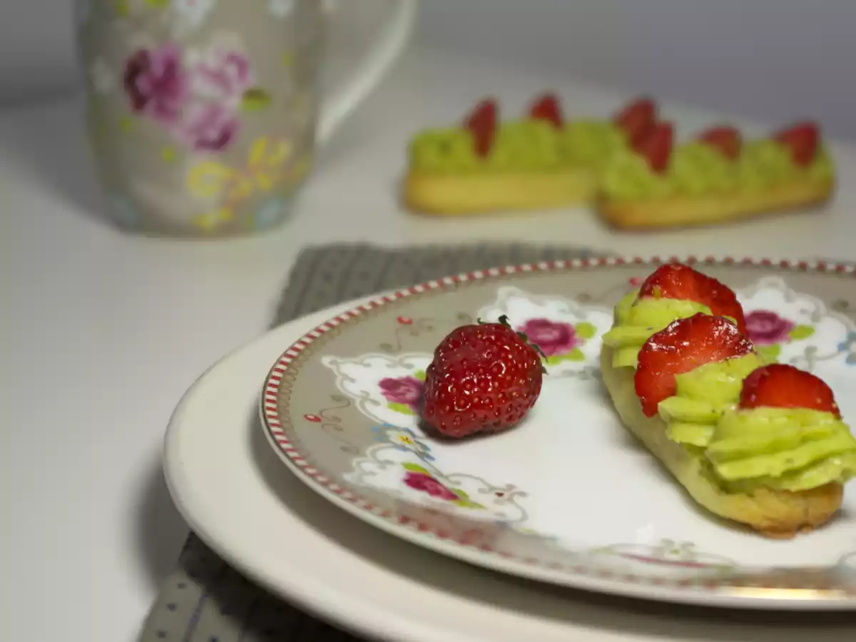 Eclairs pistache et fraises - photo 2
