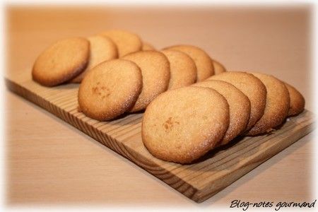 Faux Macarons Ou Plus Simplement Biscuits A L Amande Recette Ptitchef