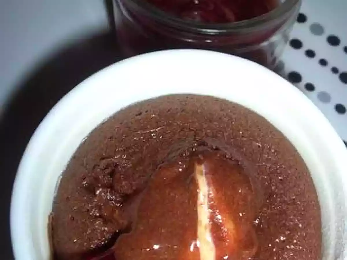 Fondant au coeur de chocolat blanc avec son coulis de framboise