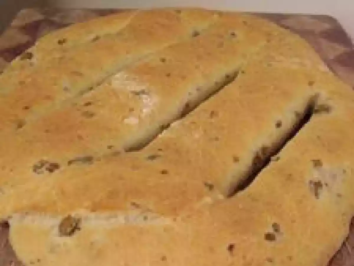 Fougasse aux olives vertes et aux herbes de Provence.