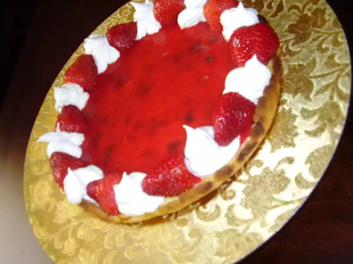 Gâteau au fromage avec coulis de fraises