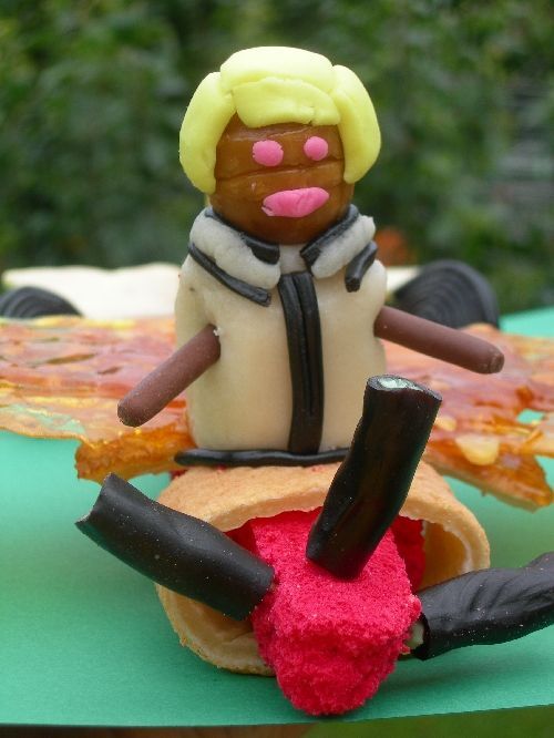 Gateau Avion Et Son Pilote Sexy Pour Les Enfants Qui Aiment Les Avions Recette Ptitchef