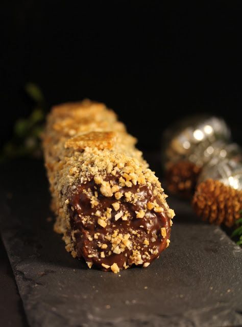 Gateau Roule Au Caramel De Fruits Secs Au Chocolat Et Poudre De Nougatine Recette Ptitchef