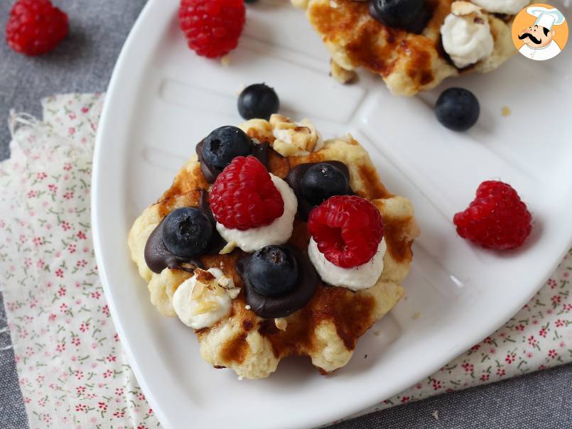 Gaufres garnies aux fruits, chocolat et chantilly - photo 2