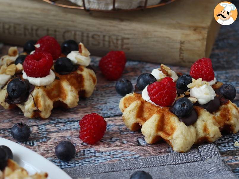 Gaufres garnies aux fruits, chocolat et chantilly - photo 3