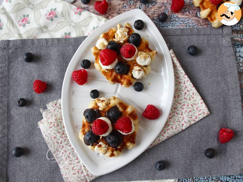 Gaufres garnies aux fruits, chocolat et chantilly - photo 5