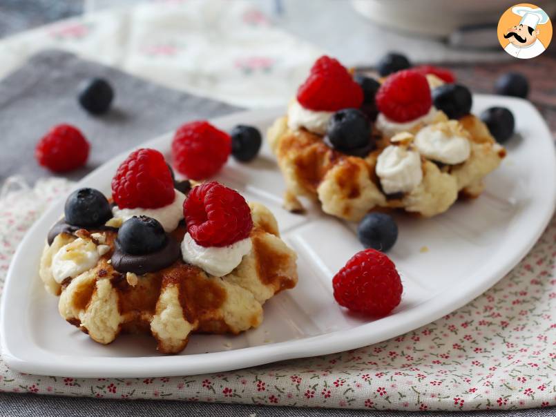 Gaufres garnies aux fruits, chocolat et chantilly