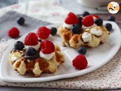 Gaufres garnies aux fruits, chocolat et chantilly