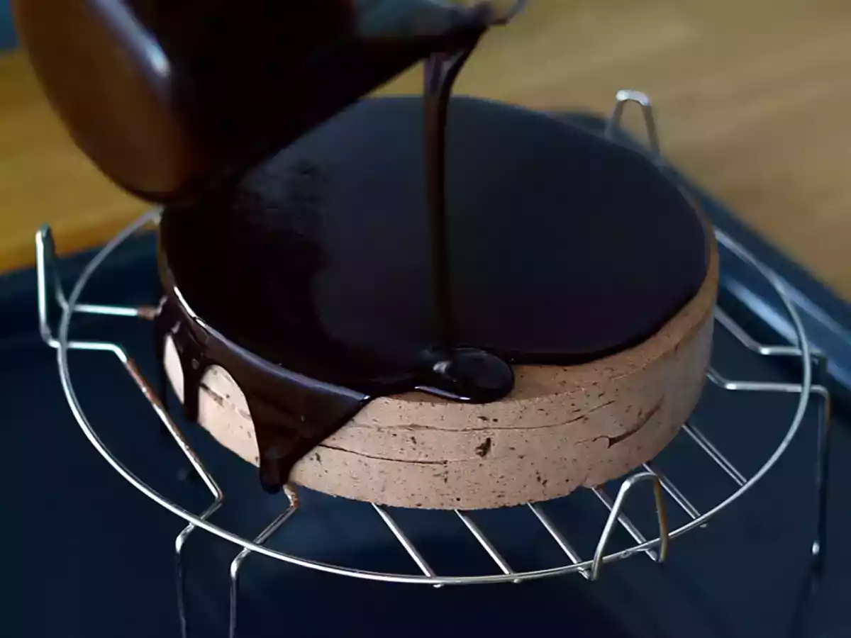 Glaçage miroir au chocolat expliqué pas à pas et en vidéo