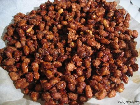 Cacahuètes ou amandes caramélisées par LizaSuza. Une recette de