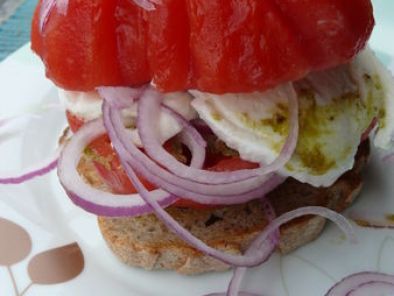 Hamburger de tomate avec des Coeurs-de-Boeuf