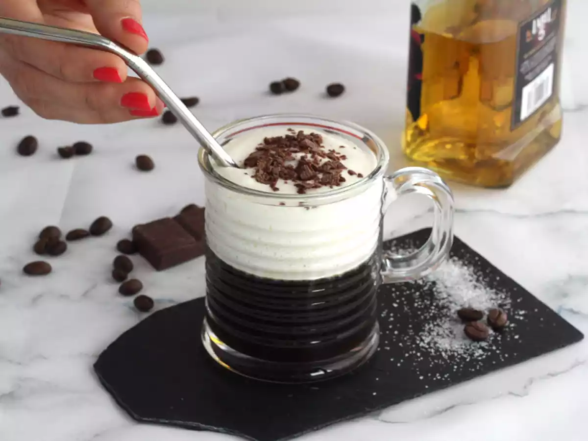 Irish Coffee (café avec du whisky et de la crème fouettée) - photo 3