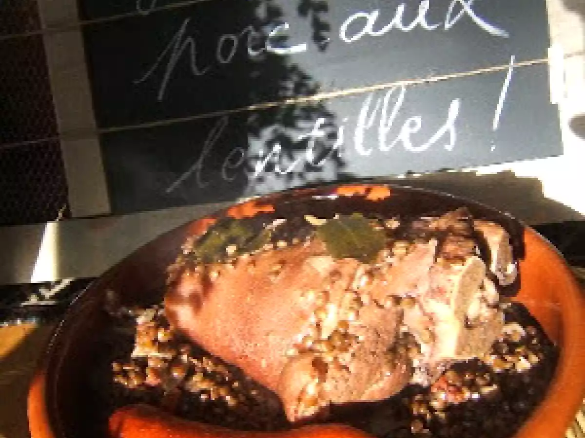 Jarret de porc aux lentilles vertes du Puy, tomates et thym