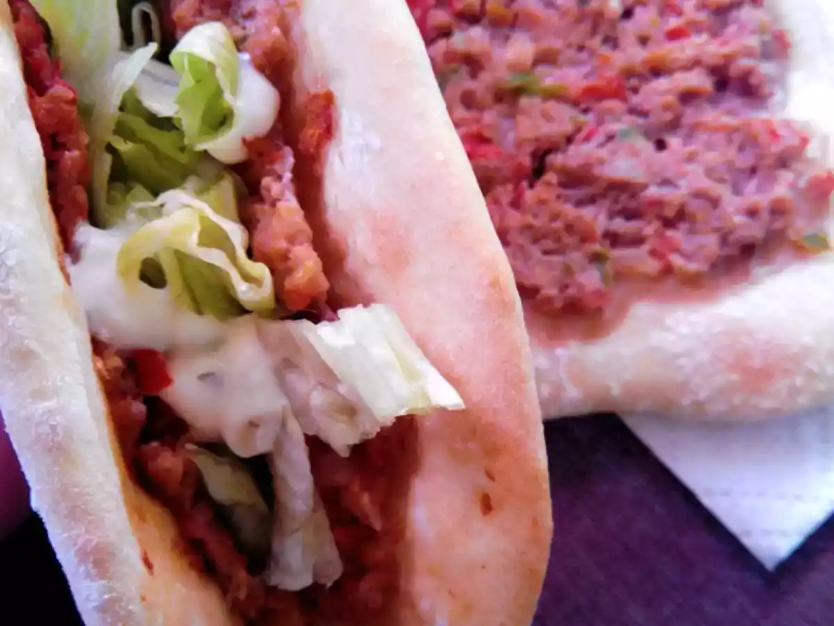 Lahmacum / pizza turque