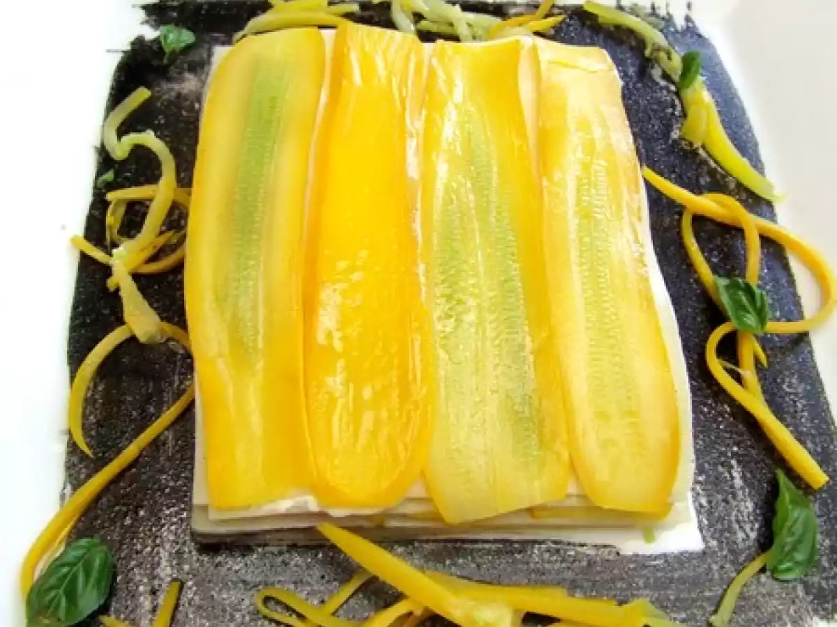 Lasagnes fraîcheur à la courgette jaune, aux tomates confites et fromage aux herbes