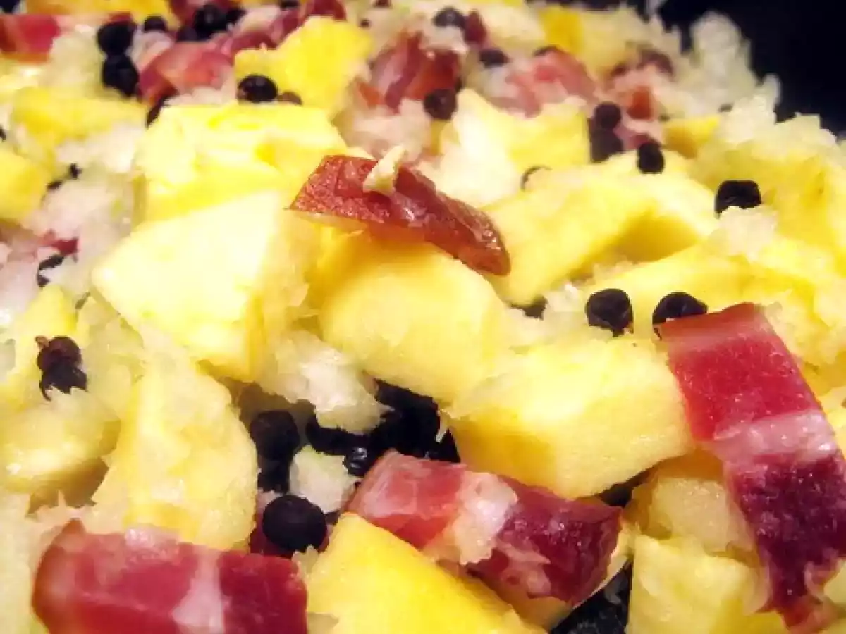 Le Rôti de porc à l'ardennaise ou le rôti aux pommes, peket et lard. - photo 2