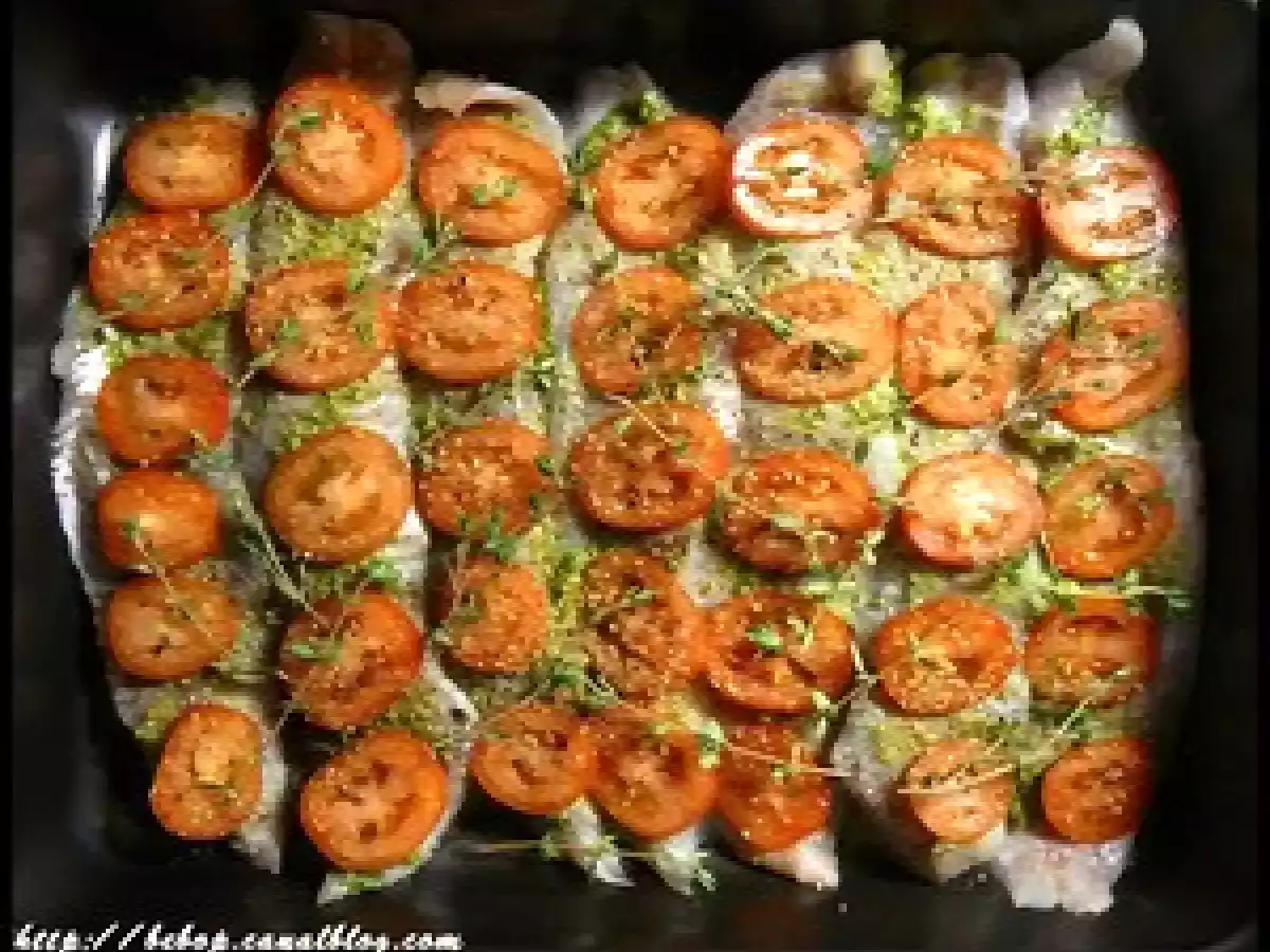 Lieu noir sous une couverture de tomates