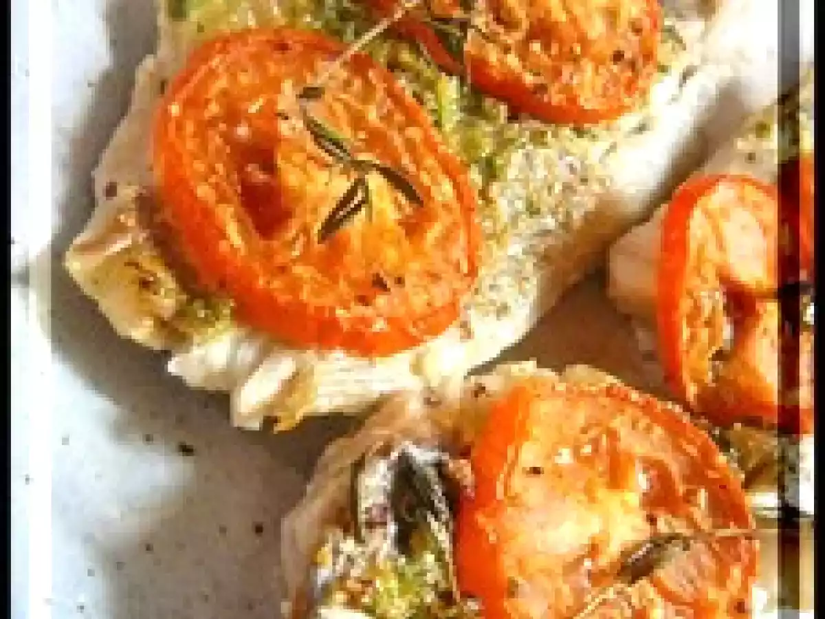 Lieu noir sous une couverture de tomates - photo 2