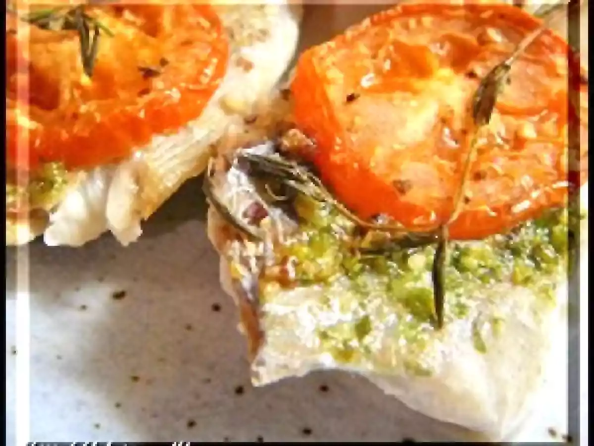 Lieu noir sous une couverture de tomates - photo 3