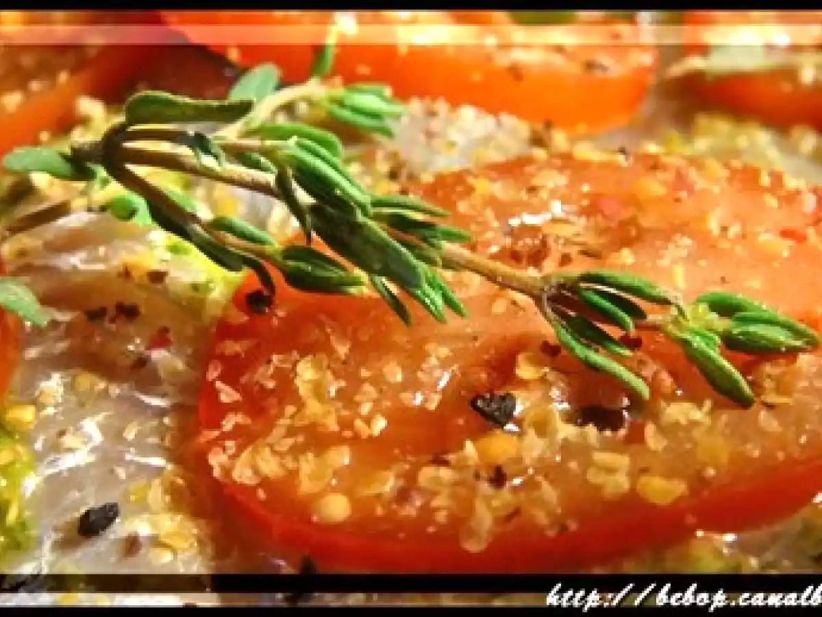 Lieu noir sous une couverture de tomates - photo 5