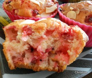 Muffins groseilles-pralines roses-amandes - Recette Ptitchef