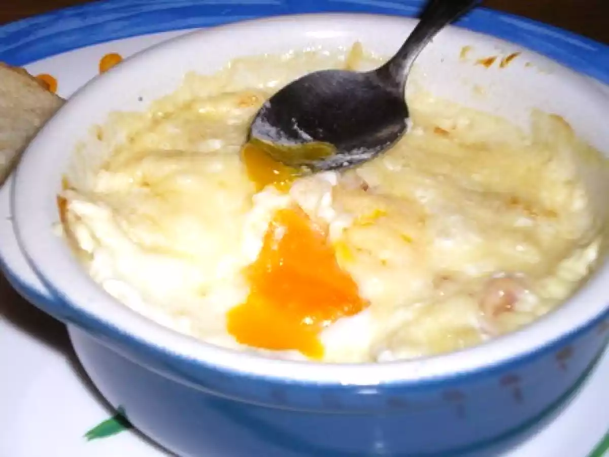 Oeufs cocottes aux lardons et à la moutarde