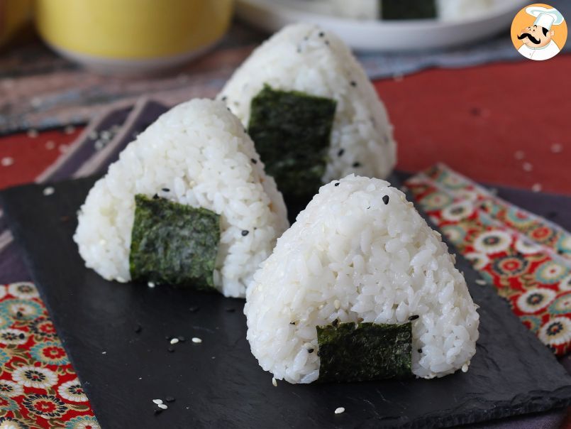 Onigiri au thon, le petit sandwich de riz triangulaire japonais - おにぎり - photo 2