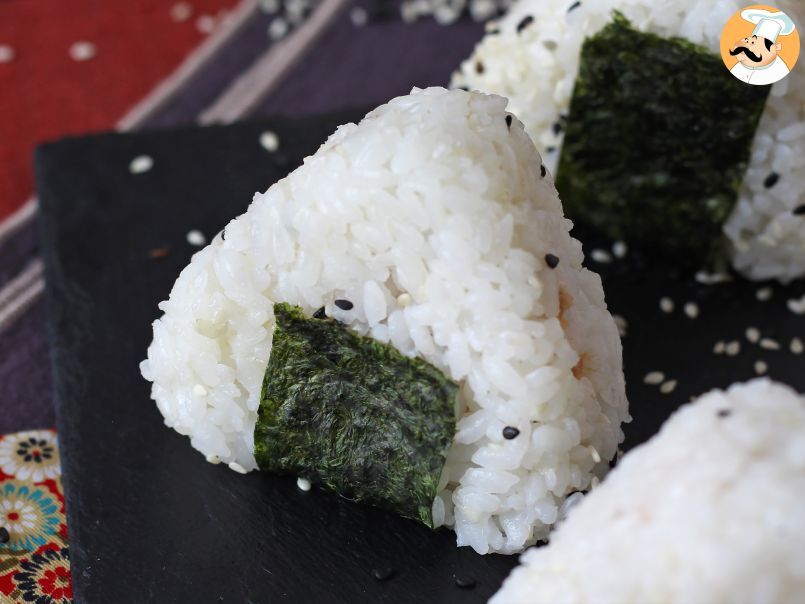 Onigiri au thon, le petit sandwich de riz triangulaire japonais - おにぎり