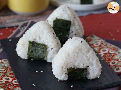 Onigiri au thon, le petit sandwich de riz triangulaire japonais - おにぎり, photo 1