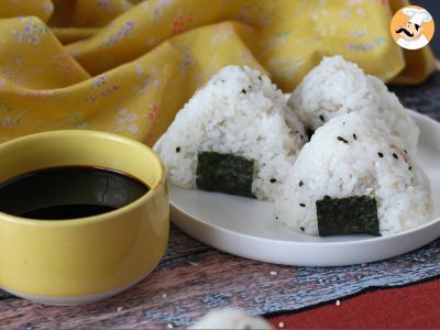 Onigiri au thon, le petit sandwich de riz triangulaire japonais - おにぎり, photo 2