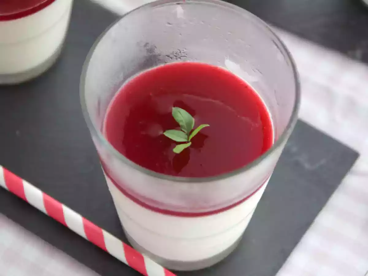 Panna Cotta à la vanille et son coulis de framboises