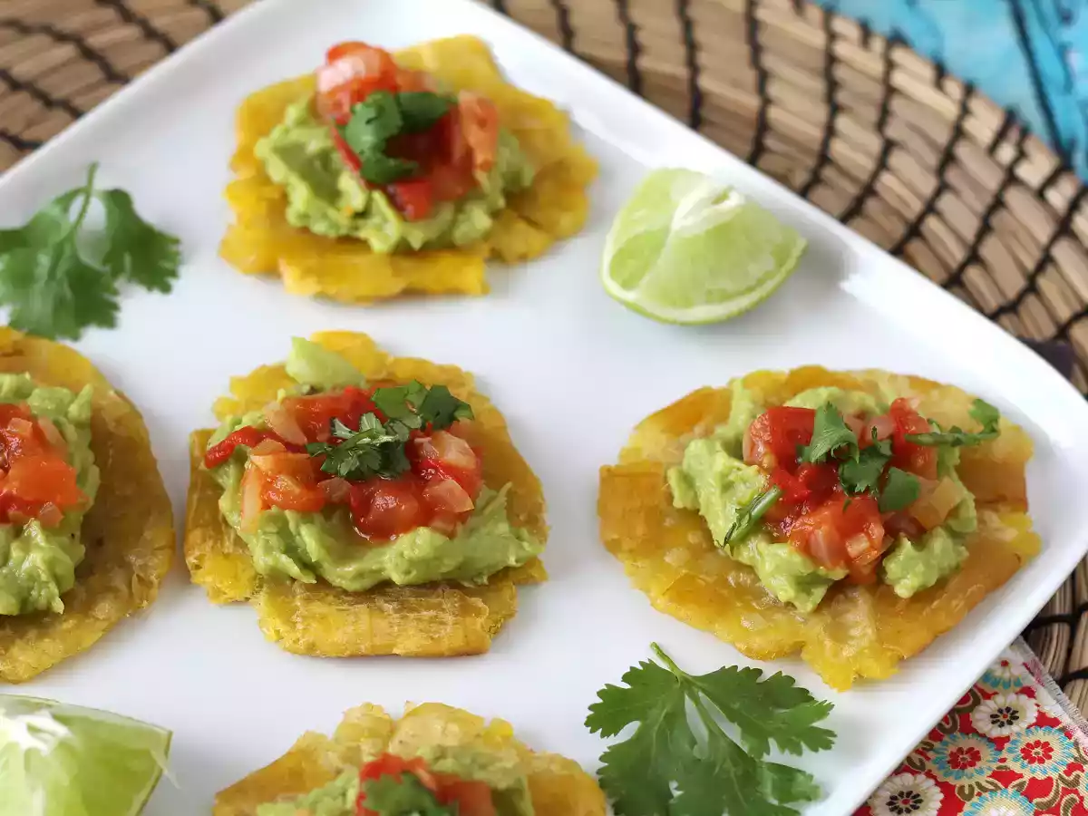 Patacones, les toasts de banane plantain colombiens accompagnés de guacamole et de tomates