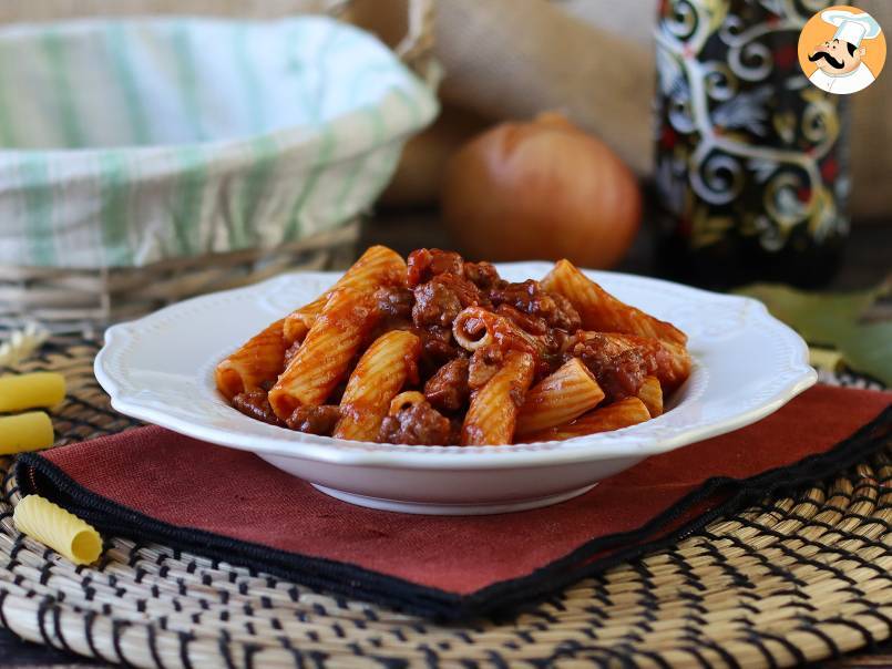 Pâtes à la sauce tomate et aux saucisses : un plat simple et savoureux!