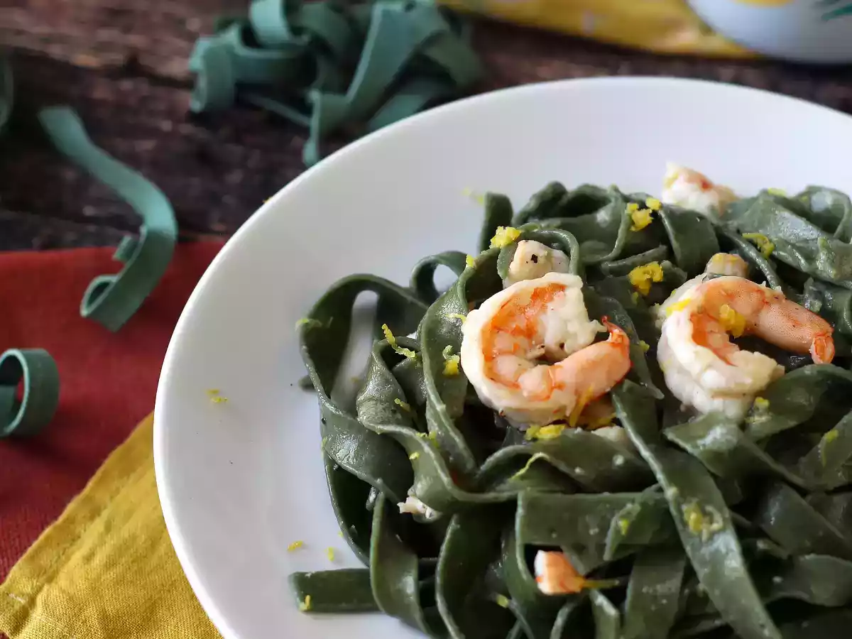 Pâtes à la spiruline, aux crevettes et au citron : un plat riche en nutriments au goût unique