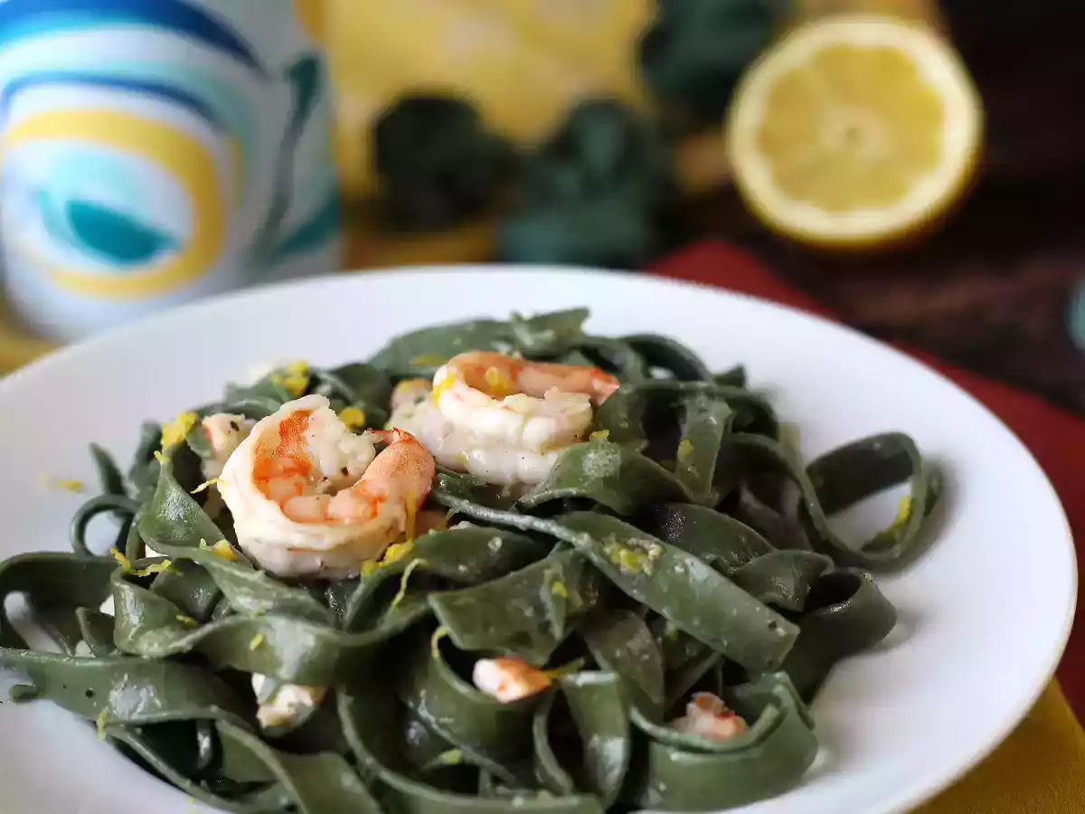 Pâtes à la spiruline, aux crevettes et au citron : un plat riche en nutriments au goût unique - photo 3