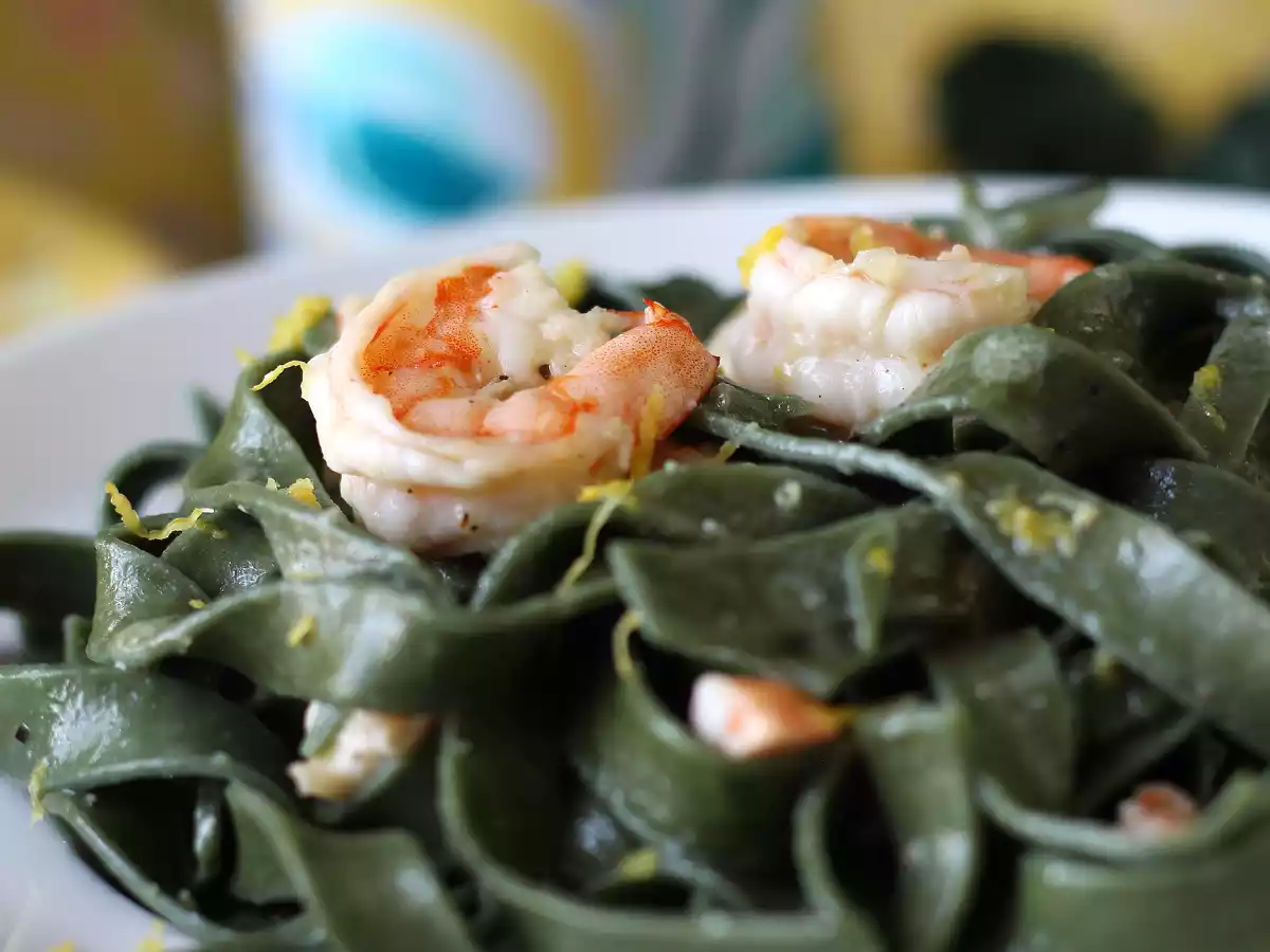 Pâtes à la spiruline, aux crevettes et au citron : un plat riche en nutriments au goût unique - photo 4