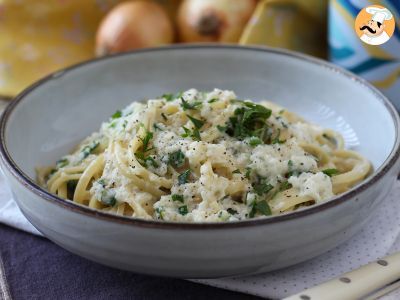 Pâtes crémeuses à l'oignon: un plat savoureux et bon marché!