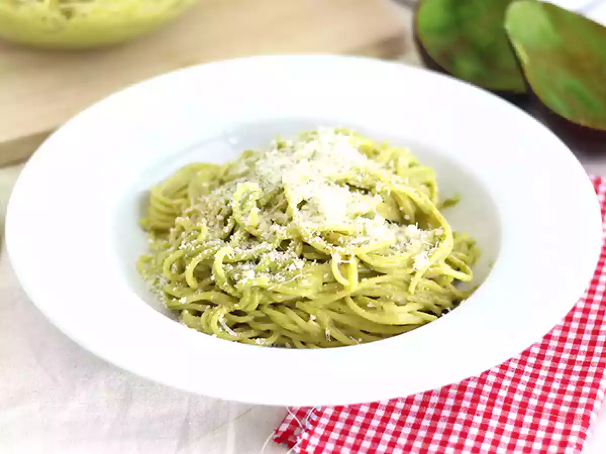 Pâtes spaghetti carbonara d'avocat