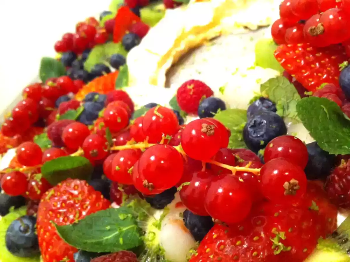 Pavlova aux Fruits Rouges en Couronne