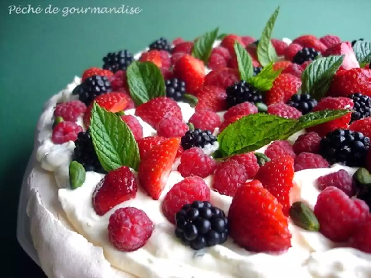 Pavlova de pistaches, crème de citron vert et fruits rouges