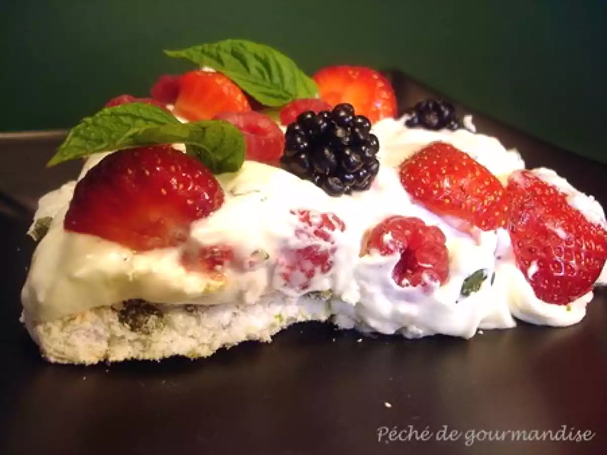 Pavlova de pistaches, crème de citron vert et fruits rouges - photo 3