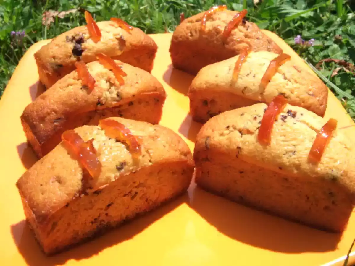 Petits cakes aux écorces d?oranges confites et éclats de chocolat noir
