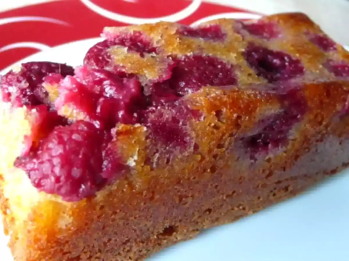 Petits cakes renversés à la framboise, parfumés au sirop de fraises