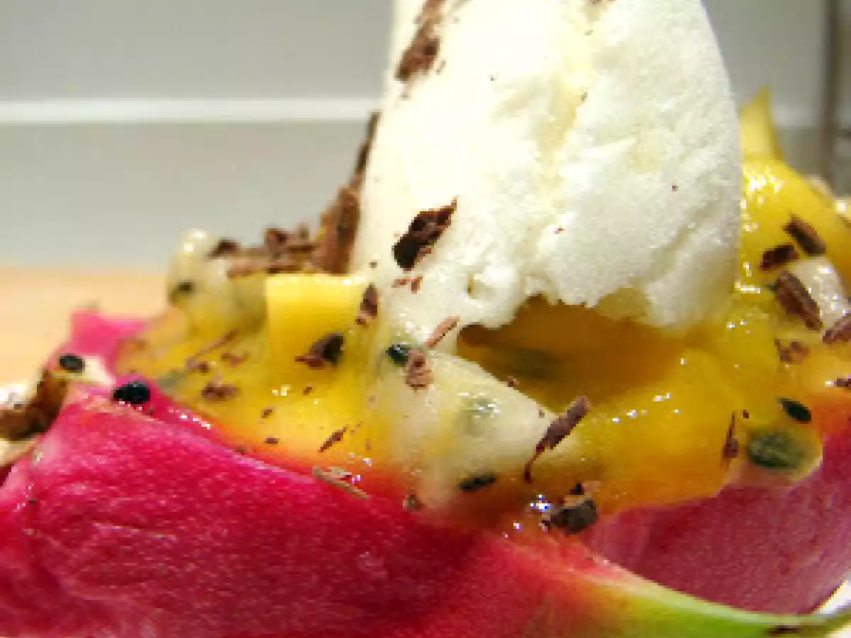 Pitahaya, mangues, fruits de la passion, salade de fruits haute en couleurs et en craquant