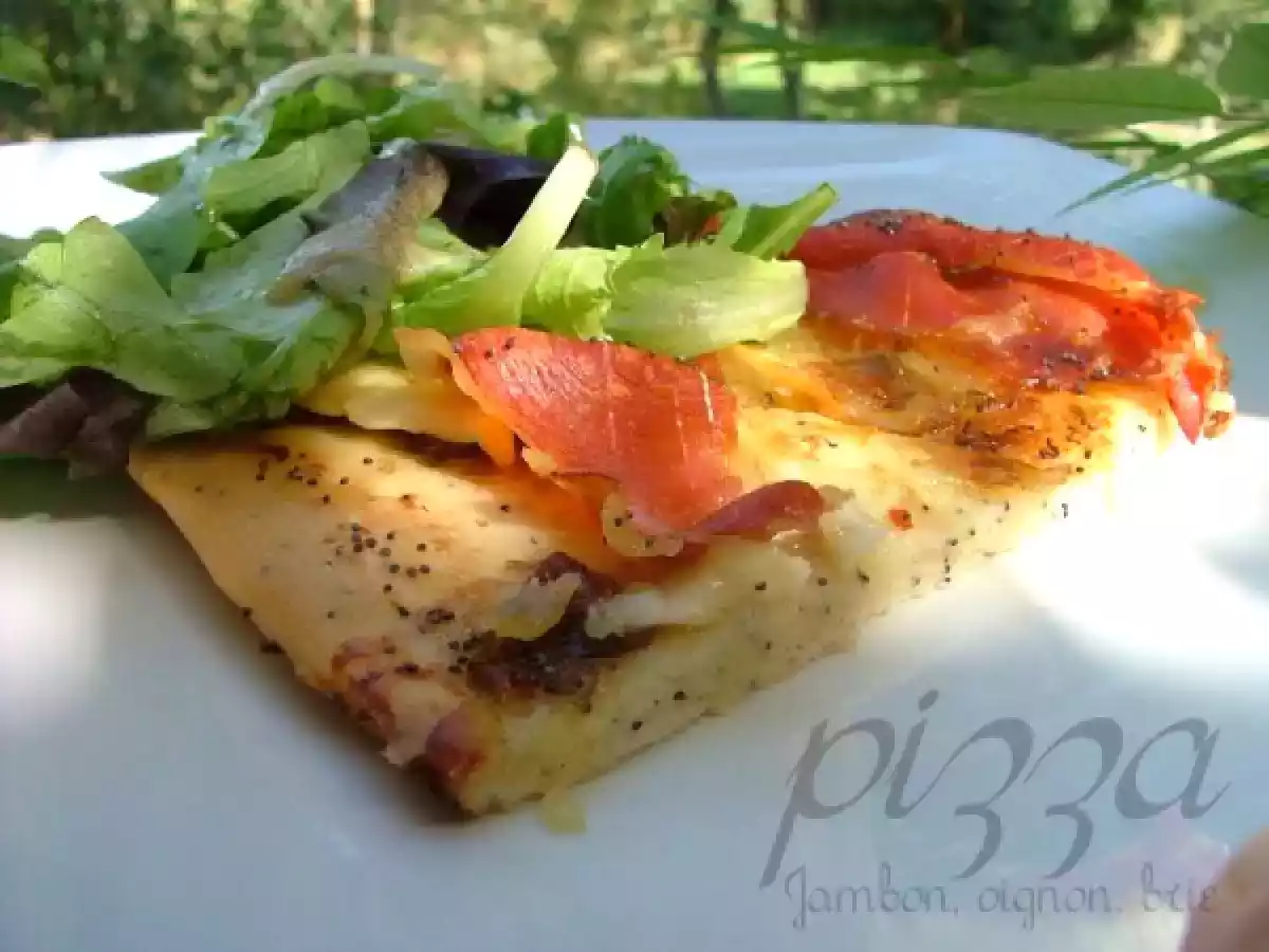 Pizza aux oignons, brie et jambon cru, pâte maison aux graines de pavot - photo 2