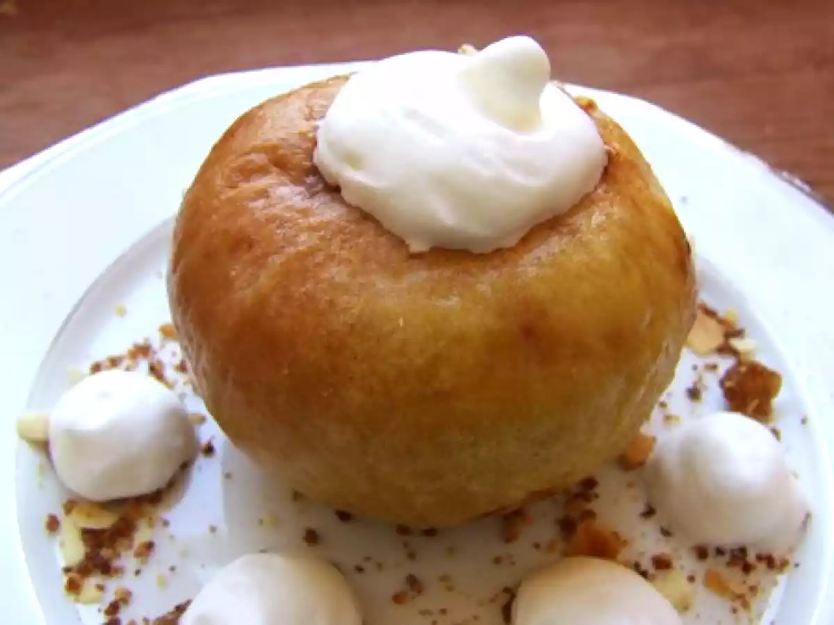 Pomme au four basse-température, chantilly à la noisette & pralin